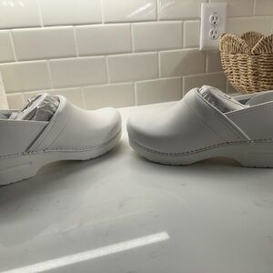 Dansko White Professional Clogs BRAND NEW